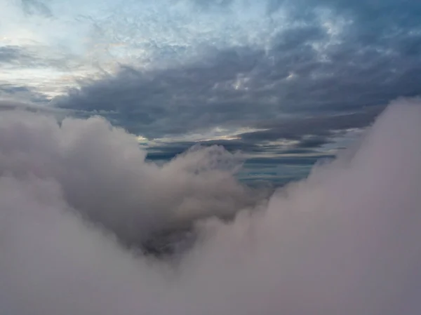 Alto Vuelo Aéreo Por Encima Las Nubes Los Rayos Del —  Fotos de Stock