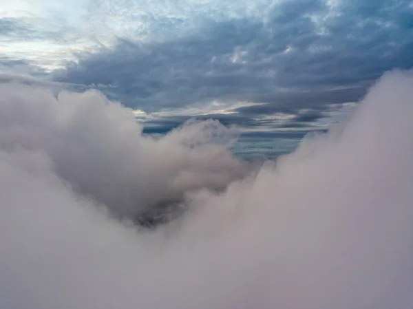 雲の上の空中高飛行 雲の中から昇る太陽の光 — ストック写真