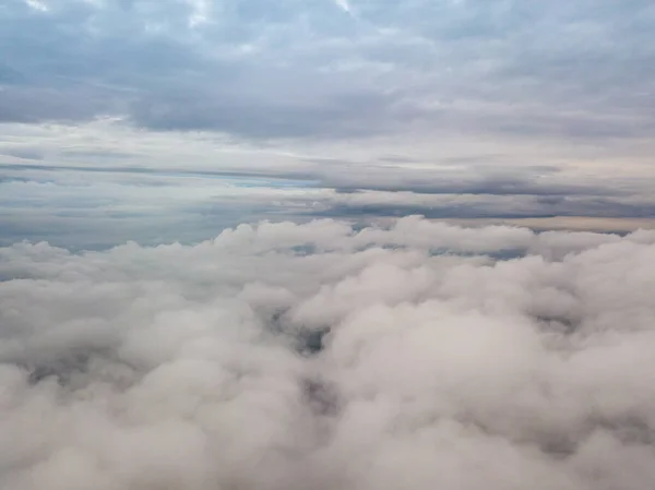 Volo Aereo Alto Sopra Nuvole Raggi Del Sole Nascente Sfondano — Foto Stock