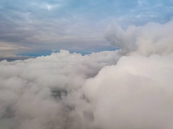 Висота Повітря Над Хмарами Промені Сонця Сходить Прориваються Крізь Хмари — стокове фото