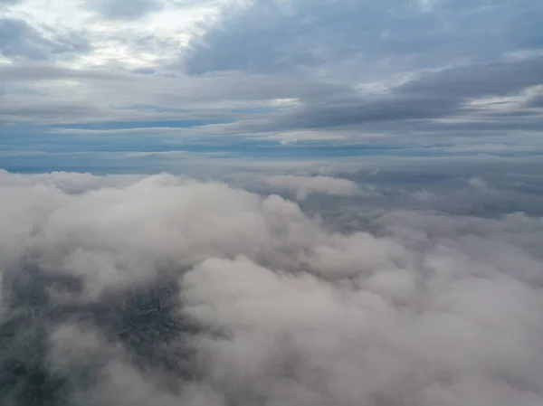 Висота Повітря Над Хмарами Промені Сонця Сходить Прориваються Крізь Хмари — стокове фото