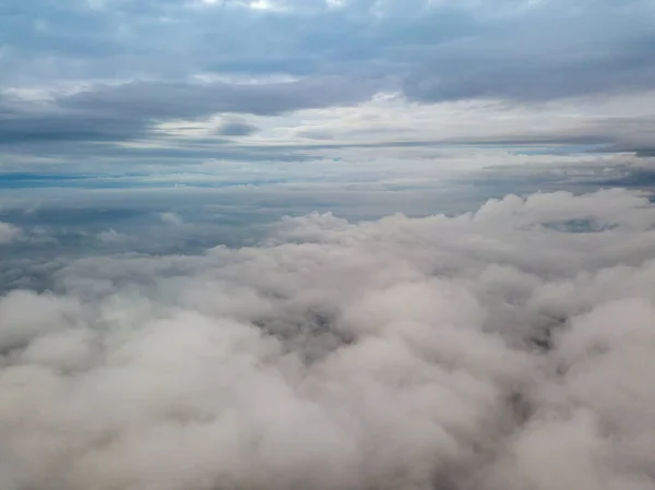 Volo Aereo Alto Sopra Nuvole Raggi Del Sole Nascente Sfondano — Foto Stock