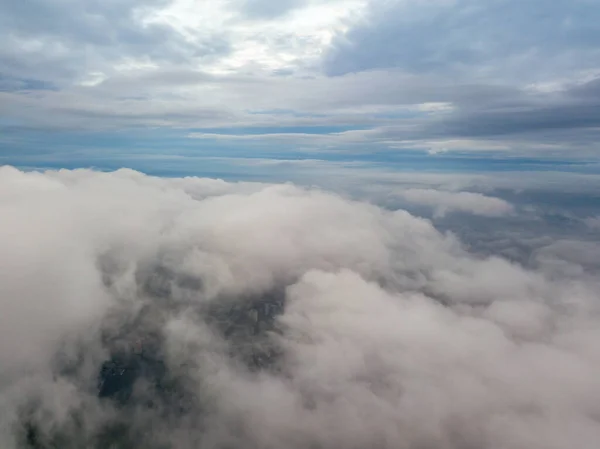 Πτήση Ψηλά Πάνω Από Σύννεφα Ακτίνες Του Ανατέλλοντος Ήλιου Διαπερνούν — Φωτογραφία Αρχείου