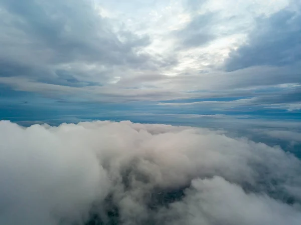 Высокий Воздушный Полет Над Облаками Луч Восходящего Солнца Прорывается Сквозь — стоковое фото