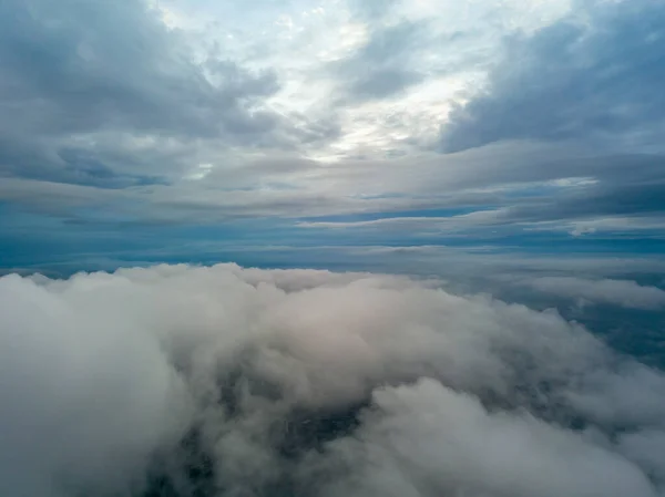 Höhenflug Über Den Wolken Die Strahlen Der Aufgehenden Sonne Brechen — Stockfoto