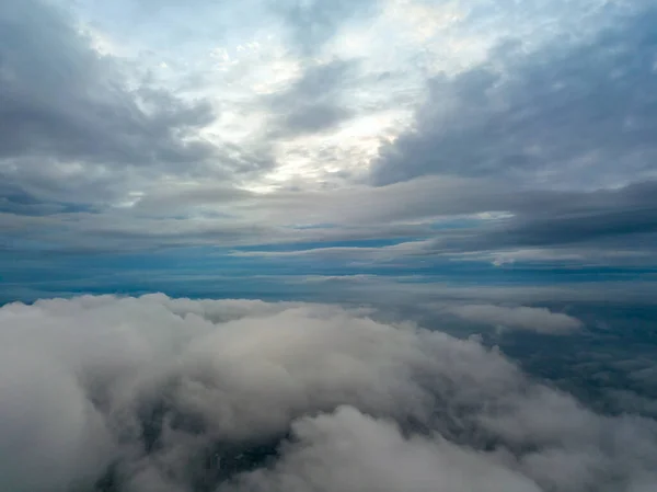 Voo Aéreo Acima Das Nuvens Raios Sol Nascente Rompem Nuvens — Fotografia de Stock