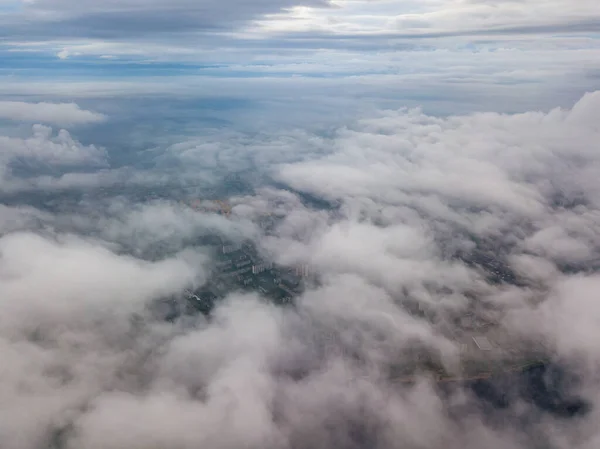 夜明けに雲の下の都市 空中高ドローンビュー — ストック写真