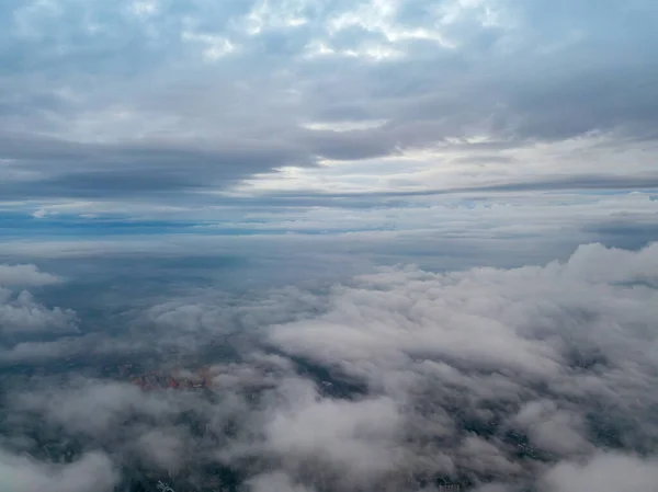 Stad Onder Wolken Bij Zonsopgang Hoge Drone Zicht Vanuit Lucht — Stockfoto