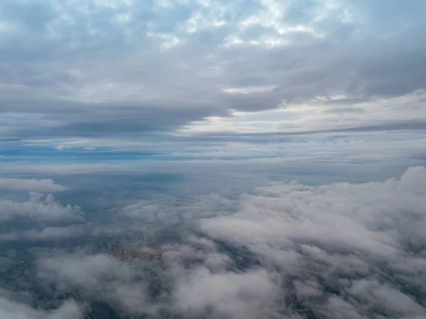 Şafakta Bulutların Altındaki Şehir Havadan Yüksek Drone Görünümü — Stok fotoğraf