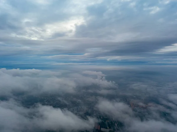 Stadt Unter Den Wolken Morgengrauen Drohnenblick Aus Der Luft — Stockfoto