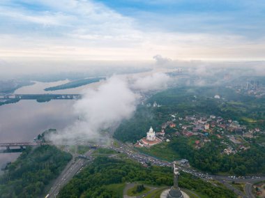 Kiev 'de bulutların üstünde yüksek bir uçuş. Bahar sabahı. Gökyüzü yüksek görünümü.