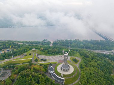 Anavatan anıtı Kiev 'de bulutlar arasında. Hava aracı görünümü.