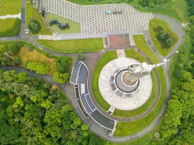 Anavatan anıtı Kiev 'de bulutlar arasında. Hava aracı görünümü.