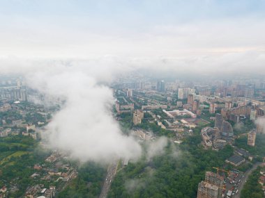 Kiev 'de bulutların üstünde yüksek bir uçuş. Bahar sabahı. Gökyüzü yüksek görünümü.