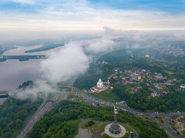 Alto Vuelo Sobre Las Nubes Kiev Mañana Primavera Vista Aérea — Foto de Stock