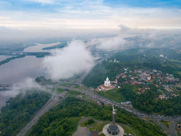 Alto Vuelo Sobre Las Nubes Kiev Mañana Primavera Vista Aérea — Foto de Stock