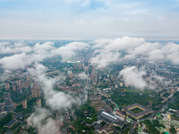 キエフの雲の上の高い飛行 春の朝 空中高空 — ストック写真