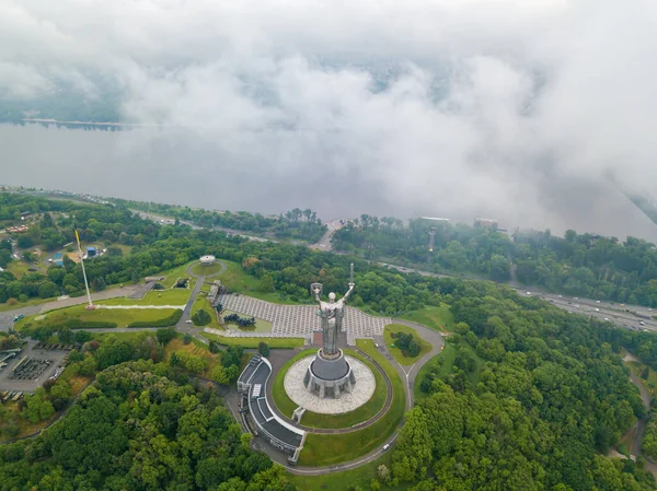 Monumento Madre Patria Kiev Entre Las Nubes Vista Aérea Del — Foto de Stock