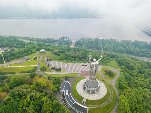 Monumento Madre Patria Kiev Entre Las Nubes Vista Aérea Del — Foto de Stock
