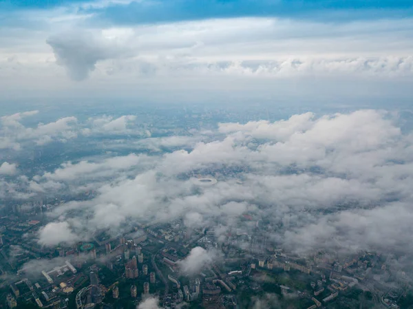 キエフの雲の上の高い飛行 春の朝 空中高空 — ストック写真