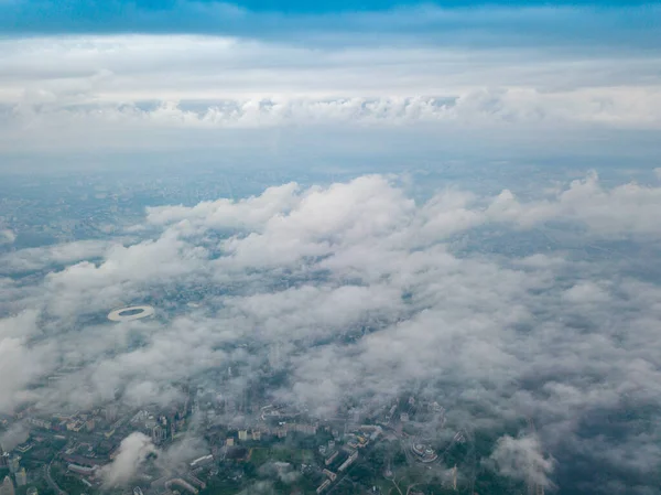 Υψηλή Πτήση Πάνω Από Σύννεφα Στο Κίεβο Άνοιξη Πρωί Αεροφωτογραφία — Φωτογραφία Αρχείου