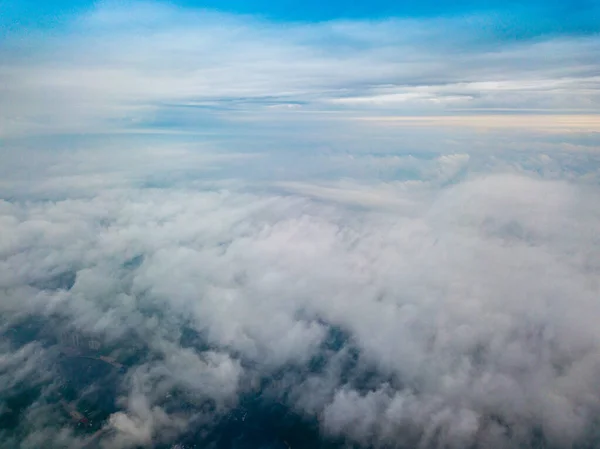 キエフの雲の上の高い飛行 春の朝 空中高空 — ストック写真
