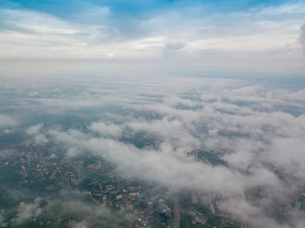 Alto Vuelo Sobre Las Nubes Kiev Mañana Primavera Vista Aérea —  Fotos de Stock