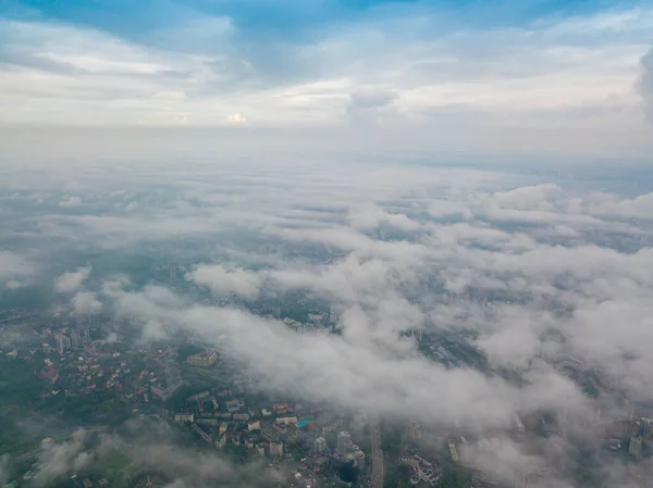 Högt Flyg Ovanför Molnen Kiev Vårmorgon Flygfoto Med Hög Sikt — Stockfoto