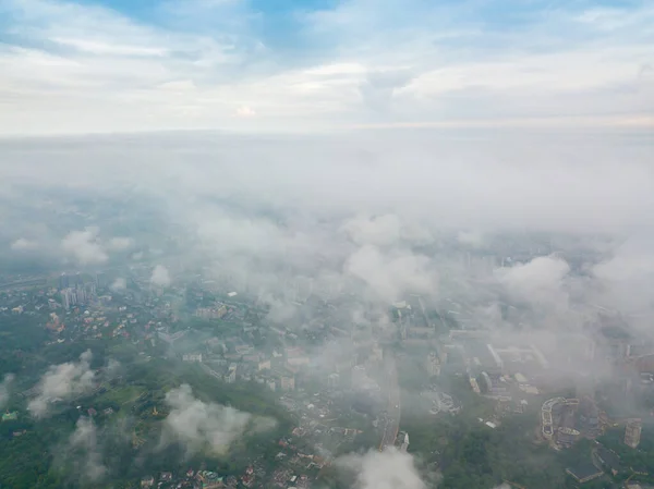 在基辅的云层上空高空飞行 春天的早晨空中高楼大厦 — 图库照片