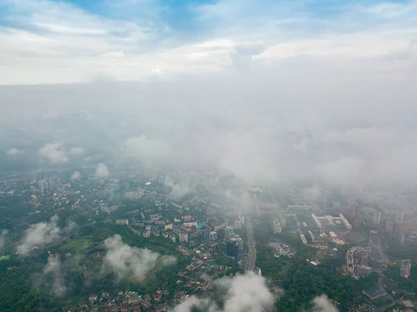 キエフの雲の上の高い飛行 春の朝 空中高空 — ストック写真