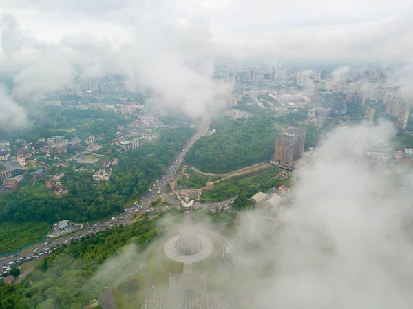 キエフの雲の間に祖国の記念碑 空中ドローンビュー — ストック写真