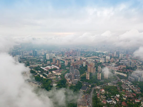 キエフの雲の上の高い飛行 春の朝 空中高空 — ストック写真