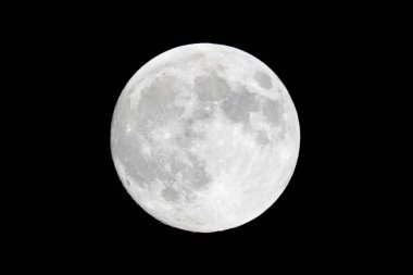 Kara gökyüzünde dolunay. Ayrıntılı görünüm.