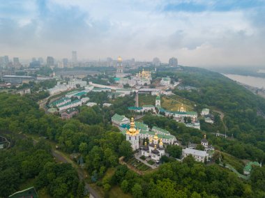 Kiev-Pechersk Lavra. Bahar bulutlu bir sabah. Hava aracı görünümü.