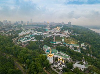 Kiev-Pechersk Lavra. Bahar bulutlu bir sabah. Hava aracı görünümü.