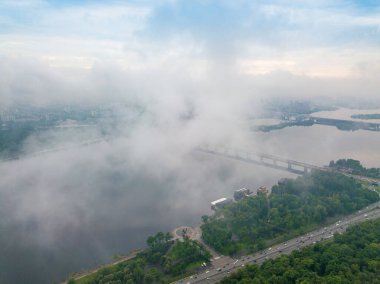 Kiev 'deki Dinyeper Nehri' nin bulutların arasından manzarası. Bahar bulutlu bir sabah. Gökyüzü yüksek görünümü.