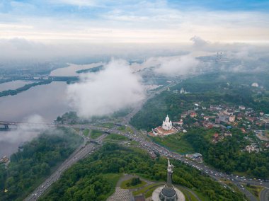 Kiev 'deki Dinyeper Nehri' nin bulutların arasından manzarası. Bahar bulutlu bir sabah. Gökyüzü yüksek görünümü.