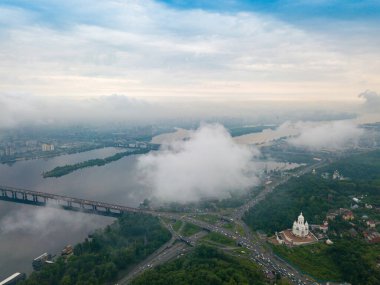 Kiev 'deki Dinyeper Nehri' nin bulutların arasından manzarası. Bahar bulutlu bir sabah. Gökyüzü yüksek görünümü.
