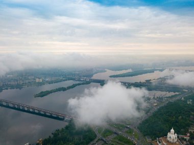 Kiev 'deki Dinyeper Nehri' nin bulutların arasından manzarası. Bahar bulutlu bir sabah. Gökyüzü yüksek görünümü.