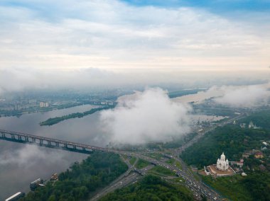 Kiev 'deki Dinyeper Nehri' nin bulutların arasından manzarası. Bahar bulutlu bir sabah. Gökyüzü yüksek görünümü.