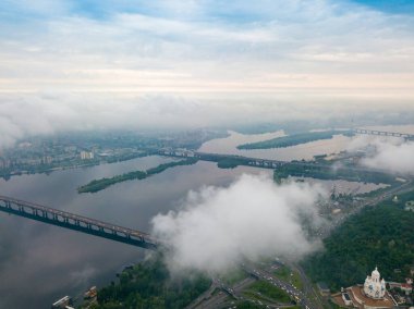 Kiev 'deki Dinyeper Nehri' nin bulutların arasından manzarası. Bahar bulutlu bir sabah. Gökyüzü yüksek görünümü.