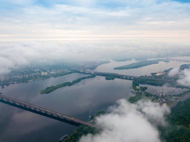 Kiev 'deki Dinyeper Nehri' nin bulutların arasından manzarası. Bahar bulutlu bir sabah. Gökyüzü yüksek görünümü.