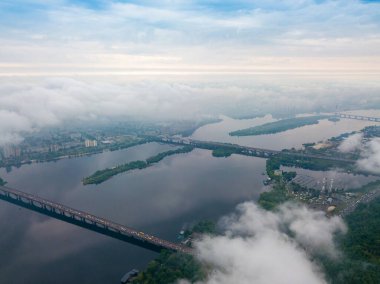 Kiev 'deki Dinyeper Nehri' nin bulutların arasından manzarası. Bahar bulutlu bir sabah. Gökyüzü yüksek görünümü.