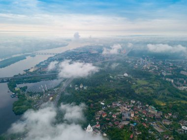 Kiev 'deki Dinyeper Nehri' nin bulutların arasından manzarası. Bahar bulutlu bir sabah. Gökyüzü yüksek görünümü.