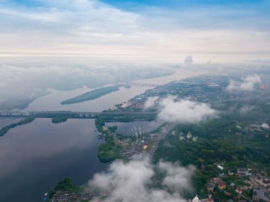 Kiev 'deki Dinyeper Nehri' nin bulutların arasından manzarası. Bahar bulutlu bir sabah. Gökyüzü yüksek görünümü.