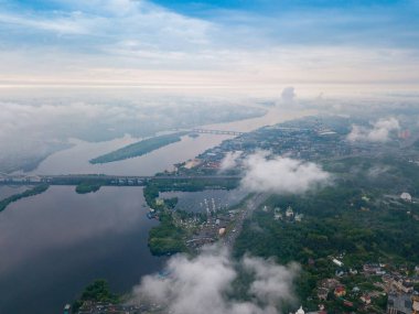 Kiev 'deki Dinyeper Nehri' nin bulutların arasından manzarası. Bahar bulutlu bir sabah. Gökyüzü yüksek görünümü.