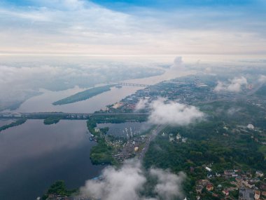 Kiev 'deki Dinyeper Nehri' nin bulutların arasından manzarası. Bahar bulutlu bir sabah. Gökyüzü yüksek görünümü.