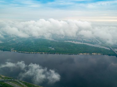Kiev 'deki Dinyeper Nehri' nin bulutların arasından manzarası. Bahar bulutlu bir sabah. Gökyüzü yüksek görünümü.