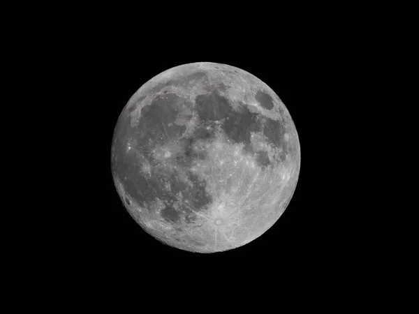 满月在漆黑的天空中 详细意见 — 图库照片