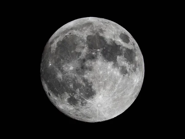 满月在漆黑的天空中 详细意见 — 图库照片